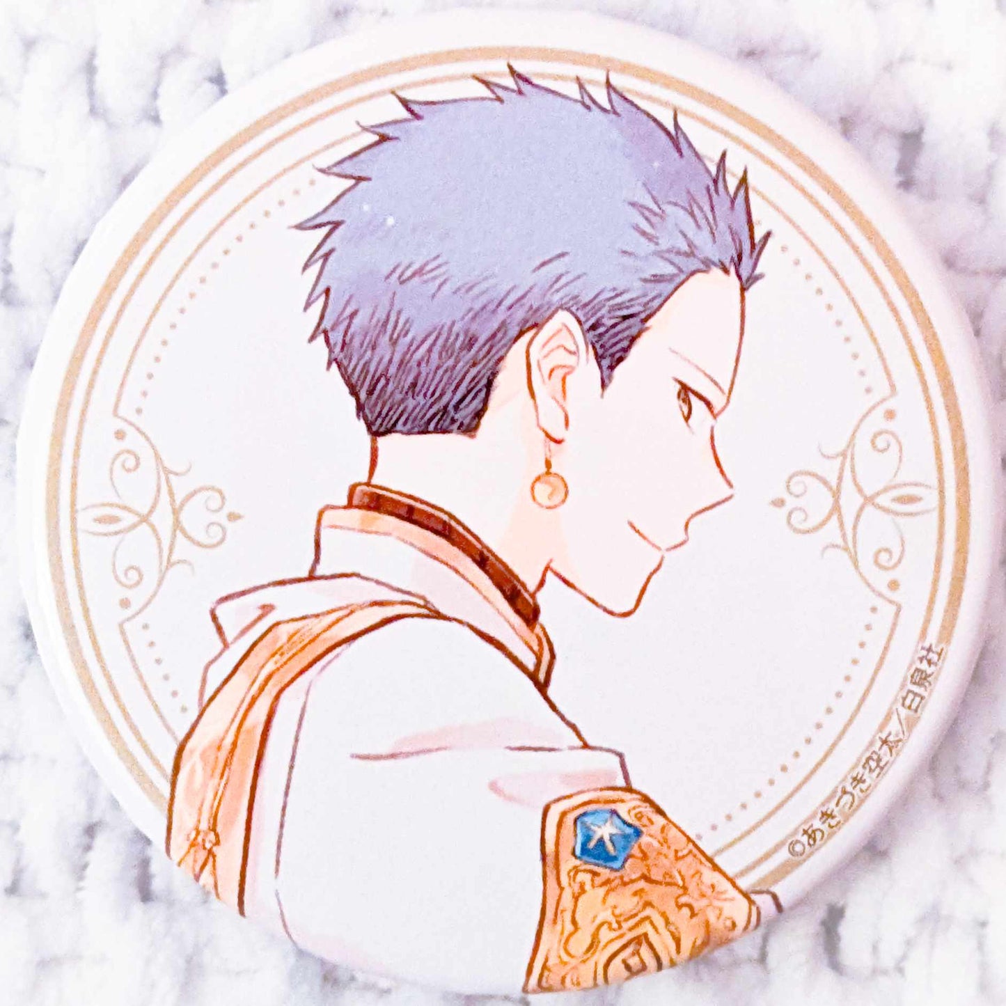 Mitsuhide Lowen - Snow White With The Red Hair 20th Anniversary Art Exhibition Pin Badge Button